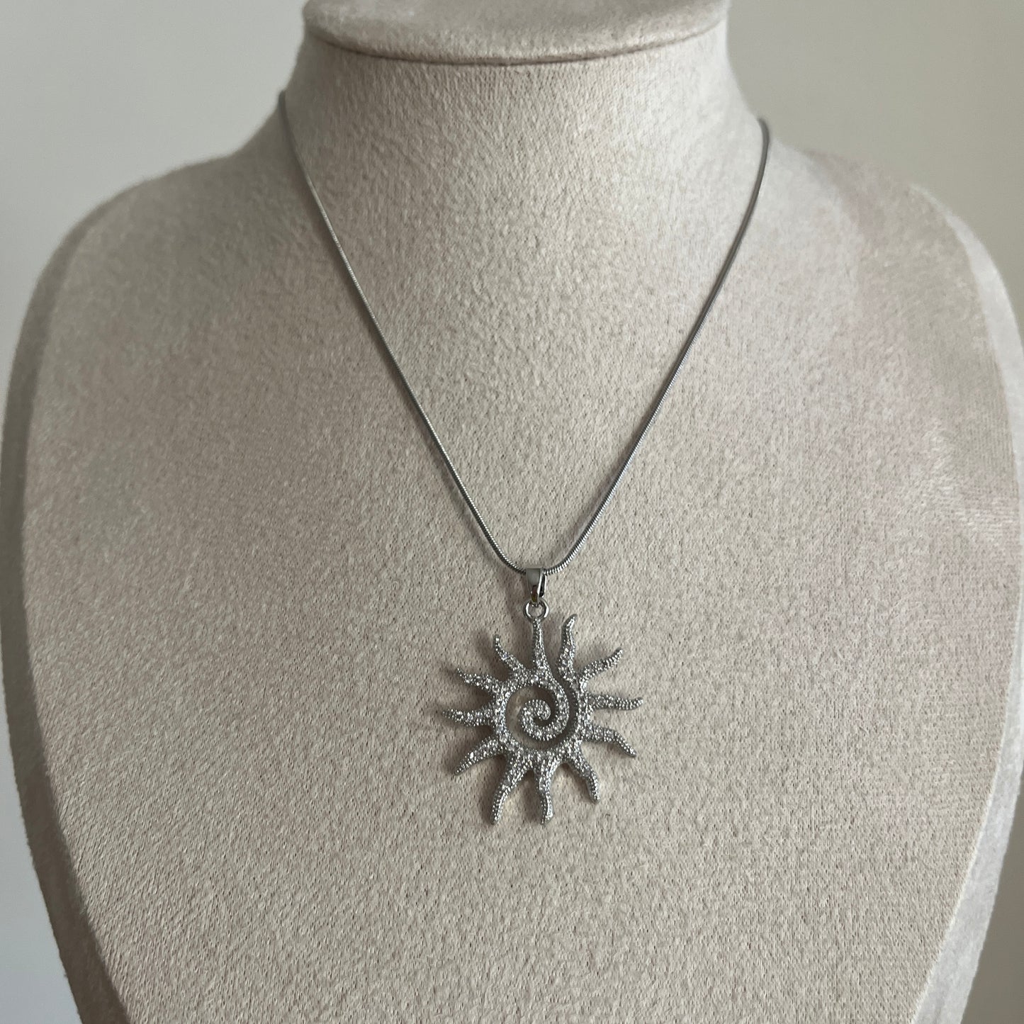 Çelik Güneş Kolye